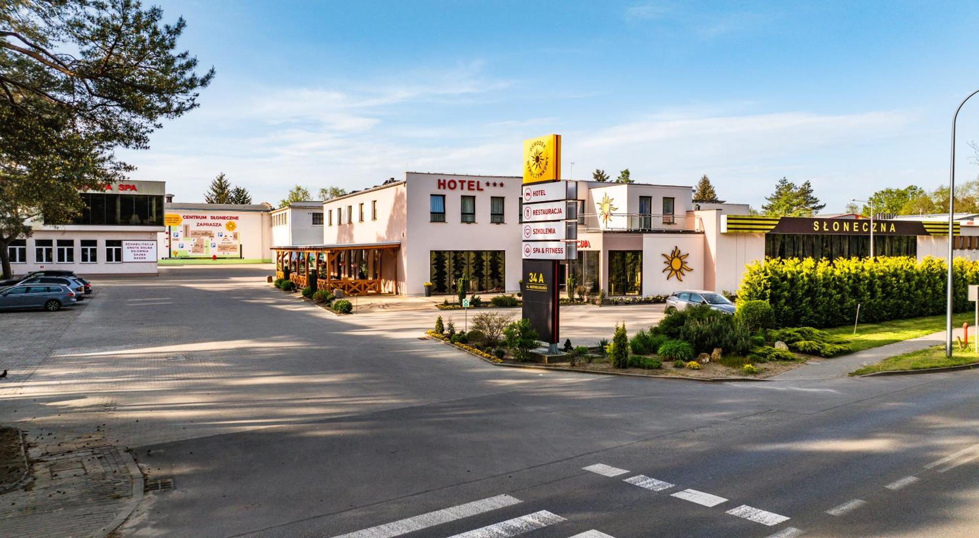 Hotel - Restauracja "Sloneczna" Jarocin Dış mekan fotoğraf
