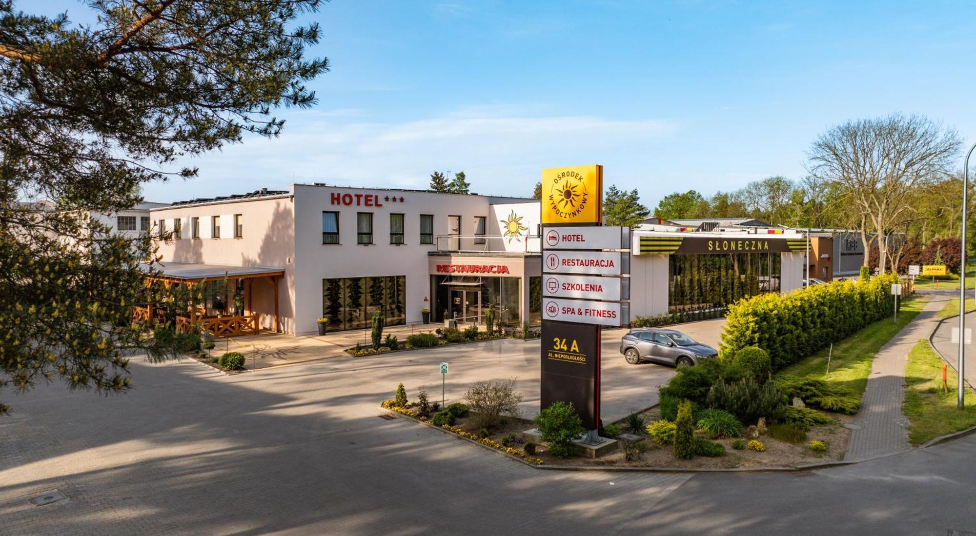 Hotel - Restauracja "Sloneczna" Jarocin Dış mekan fotoğraf