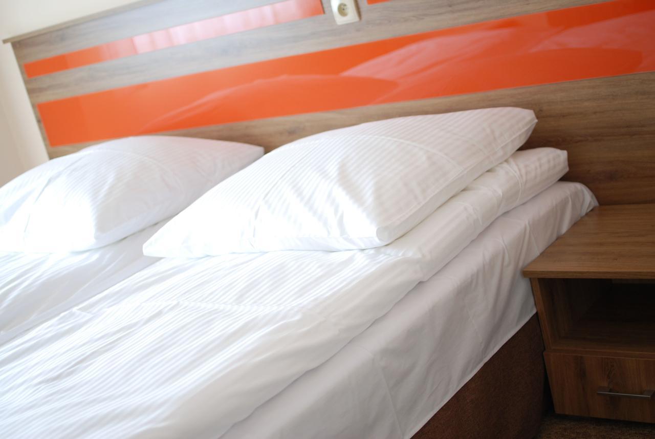 Hotel - Restauracja "Sloneczna" Jarocin Dış mekan fotoğraf