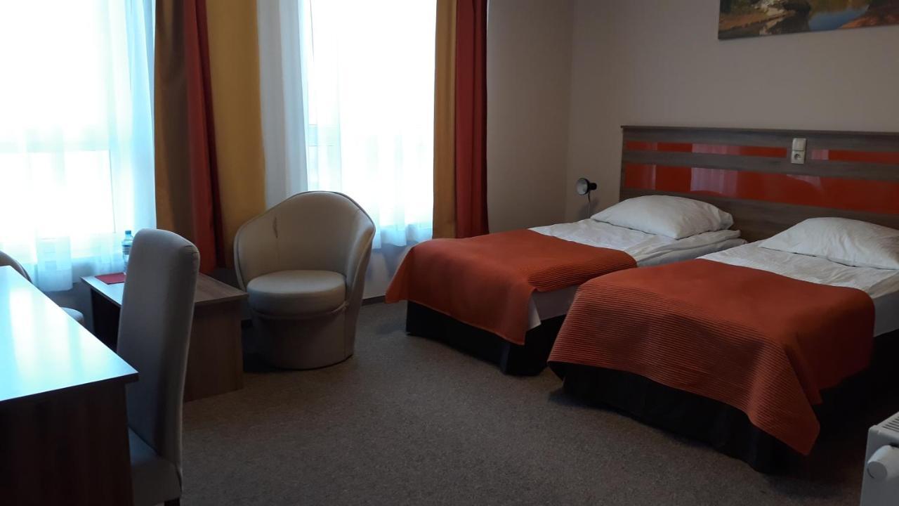 Hotel - Restauracja "Sloneczna" Jarocin Dış mekan fotoğraf